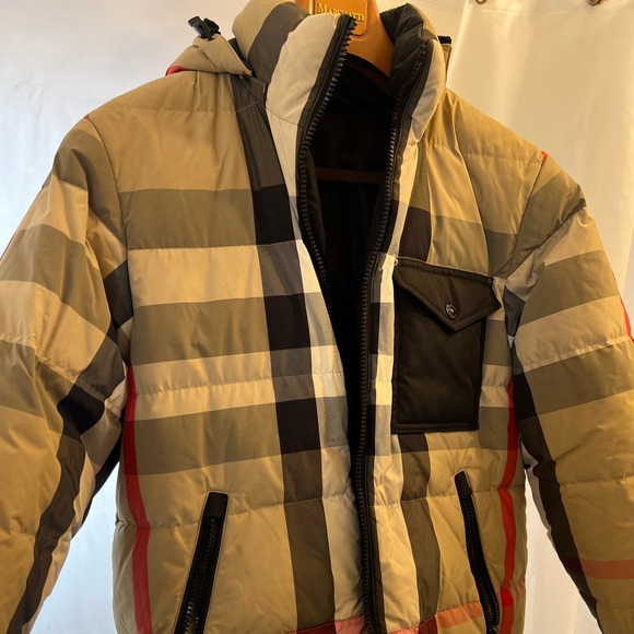 Authentic Burberry Puffer jacket Size: M
Gently used minimal signs of wear - Picture 2 of 8